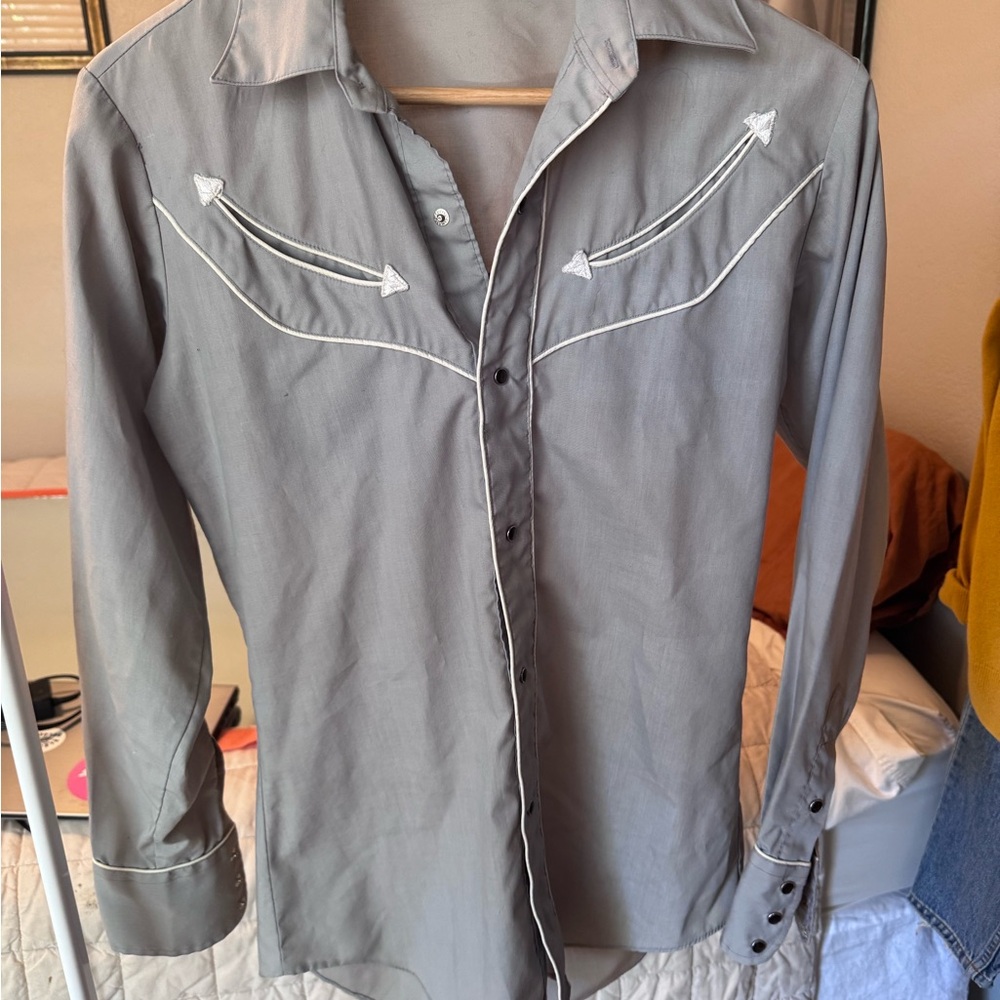 Vintage Levi’s Men's Western-Style Long Sleeve Pearl Snap Shirt in Light Gray